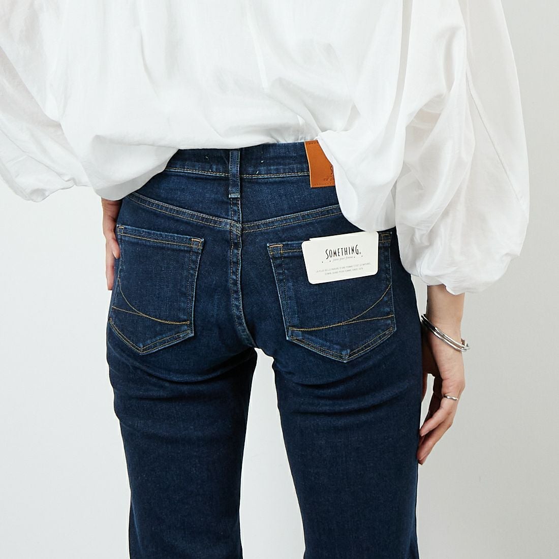 SOMETHING [サムシング] LISA フレアデニムパンツ [SKY31] 926 D.BLUE &&モデル身長：160cm 着用サイズ：26&&