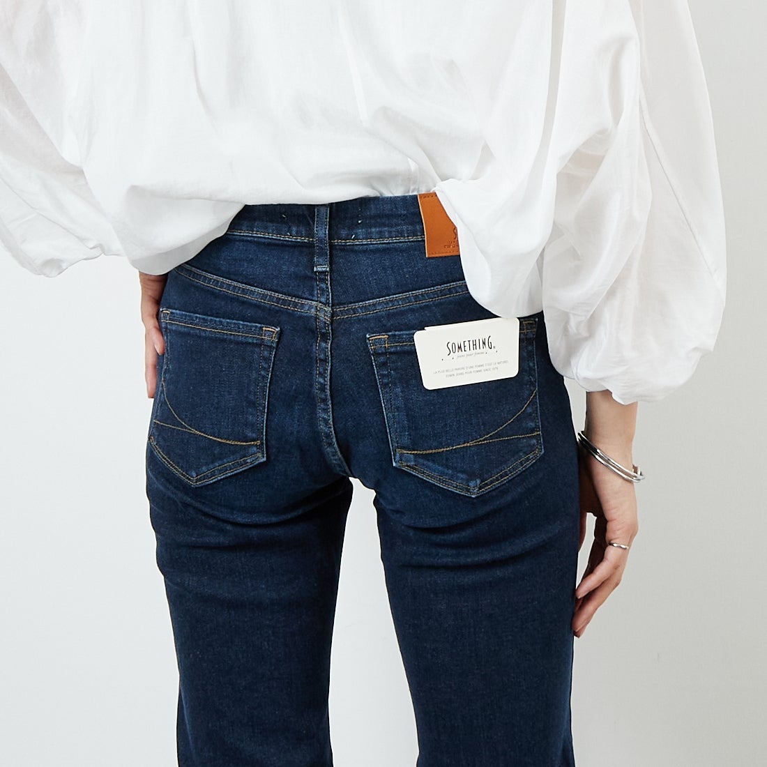 SOMETHING [サムシング] LISA フレアデニムパンツ [SKY31] 926 D.BLUE &&モデル身長：160cm 着用サイズ：26&&