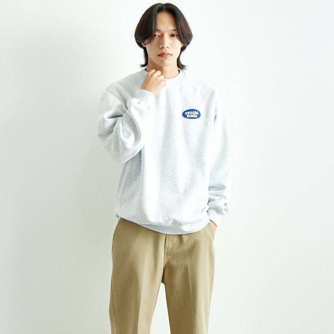 The Endless Summer [エンドレスサマー] クルーネックスウェット [C-24774300] 06 OATMEAL &&モデル身長：179cm 着用サイズ：L&&