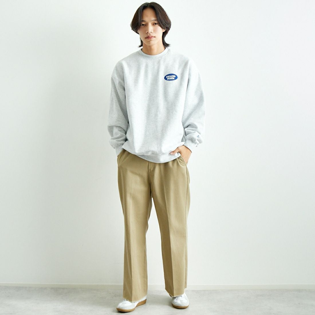 The Endless Summer [エンドレスサマー] クルーネックスウェット [C-24774300] 06 OATMEAL &&モデル身長：179cm 着用サイズ：L&&