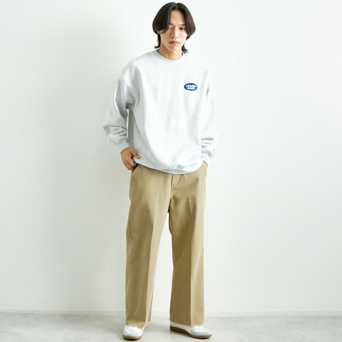 The Endless Summer [エンドレスサマー] クルーネックスウェット [C-24774300] 06 OATMEAL &&モデル身長：179cm 着用サイズ：L&&