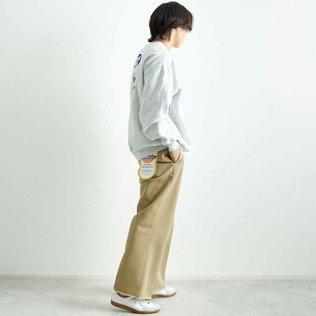 The Endless Summer [エンドレスサマー] クルーネックスウェット [C-24774300] 06 OATMEAL &&モデル身長：179cm 着用サイズ：L&&