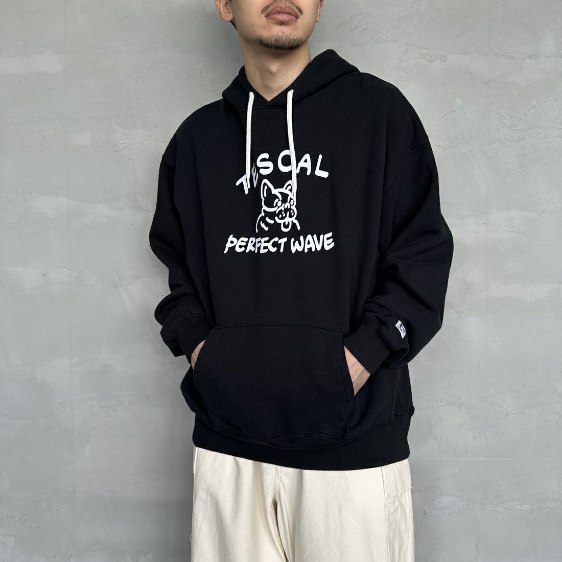 The Endless Summer [エンドレスサマー] 別注 BUHI フロッキーロゴプリント スウェットパーカー [FH-24774506-JF] 01 BLACK &&モデル身長：168cm 着用サイズ：L&&