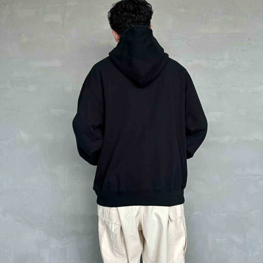 The Endless Summer [エンドレスサマー] 別注 BUHI フロッキーロゴプリント スウェットパーカー [FH-24774506-JF] 01 BLACK &&モデル身長：168cm 着用サイズ：L&&