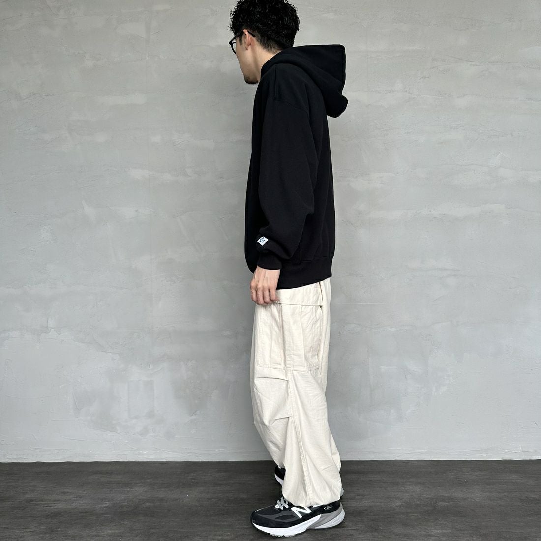 The Endless Summer [エンドレスサマー] 別注 BUHI フロッキーロゴプリント スウェットパーカー [FH-24774506-JF] 01 BLACK &&モデル身長：168cm 着用サイズ：L&&