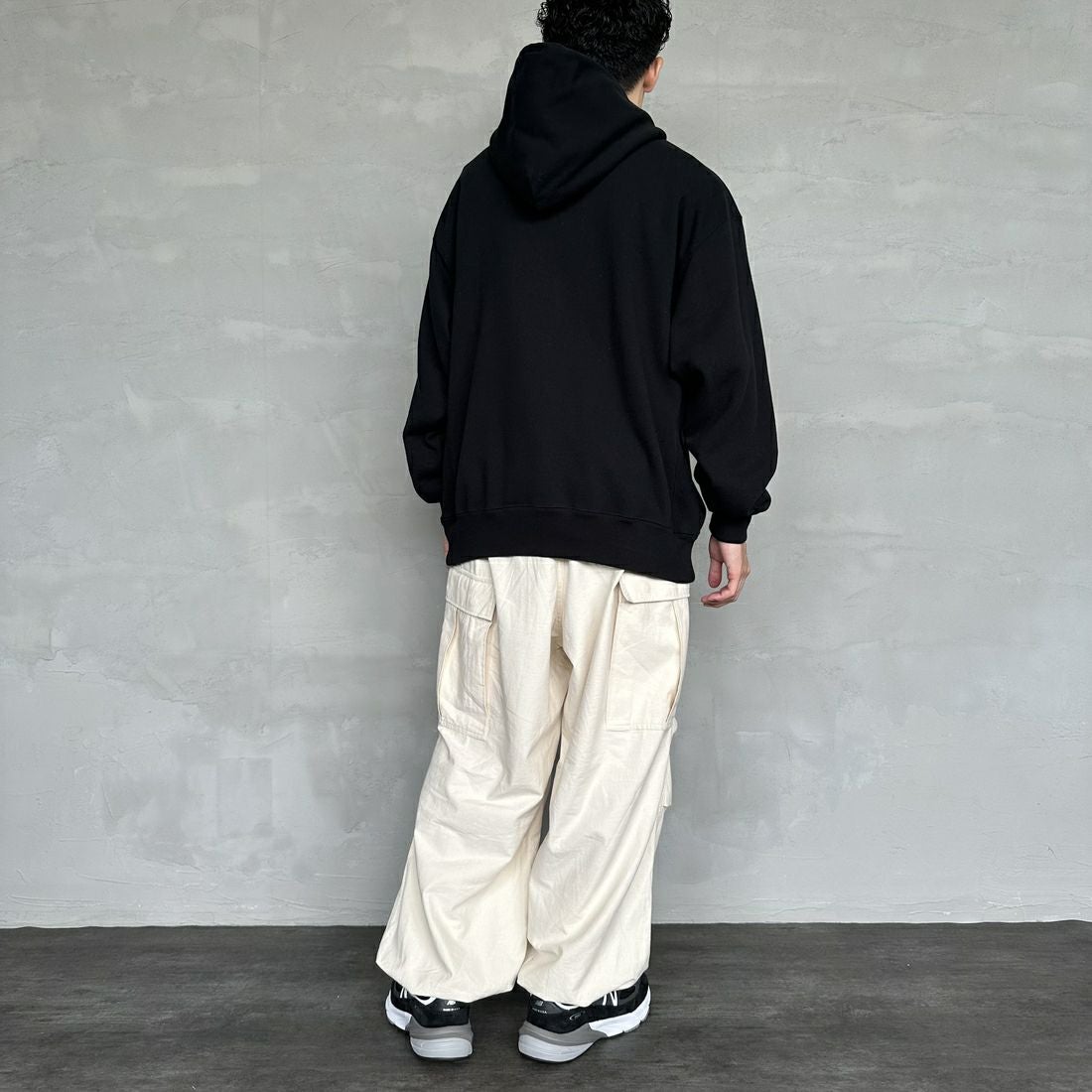 The Endless Summer [エンドレスサマー] 別注 BUHI フロッキーロゴプリント スウェットパーカー [FH-24774506-JF] 01 BLACK &&モデル身長：168cm 着用サイズ：L&&