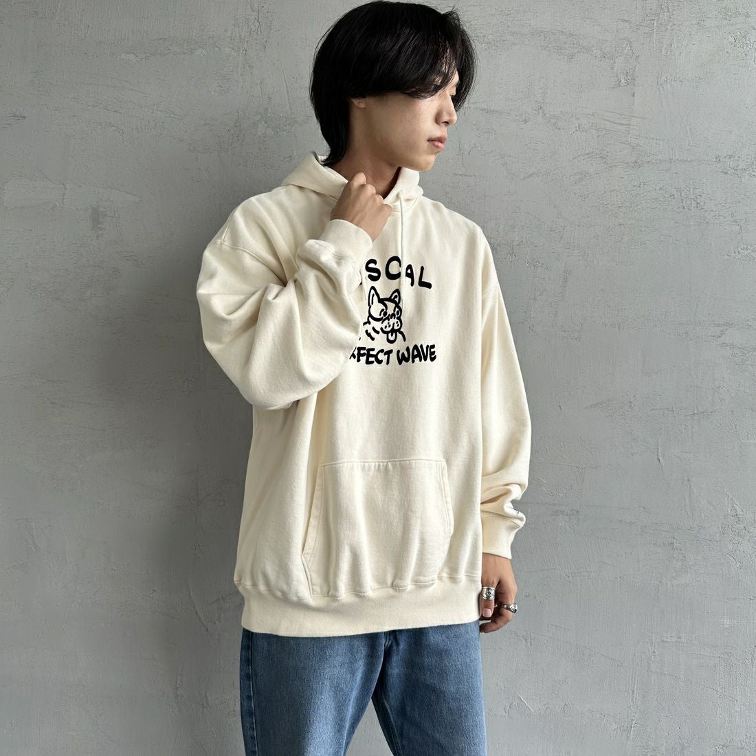 The Endless Summer [エンドレスサマー] 別注 BUHI フロッキーロゴプリント スウェットパーカー [FH-24774506-JF] 05 IVORY &&モデル身長：179cm 着用サイズ：XL&&