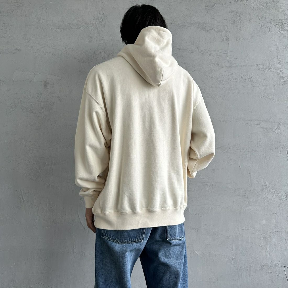 The Endless Summer [エンドレスサマー] 別注 BUHI フロッキーロゴプリント スウェットパーカー [FH-24774506-JF] 05 IVORY &&モデル身長：179cm 着用サイズ：XL&&