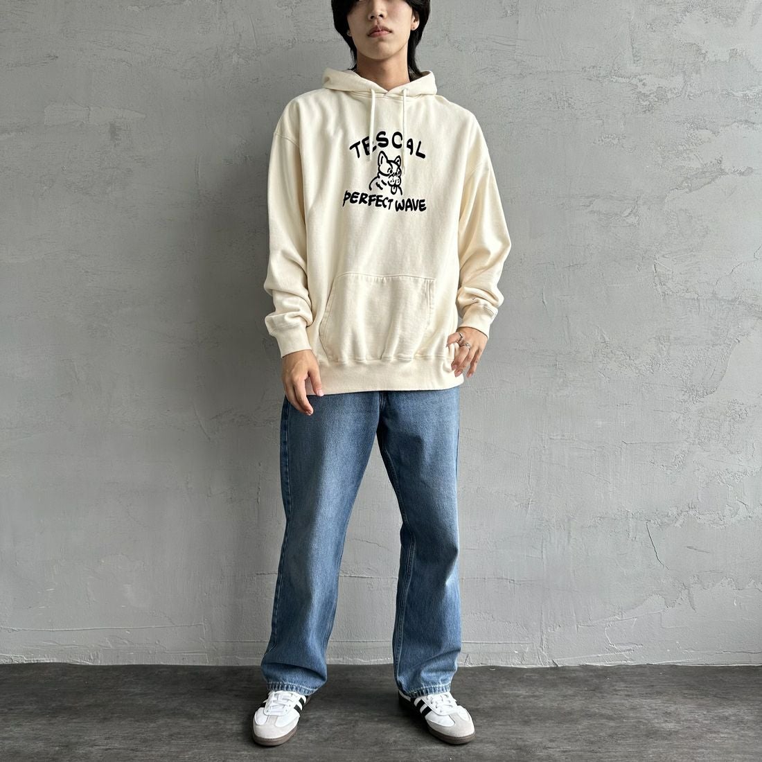 The Endless Summer [エンドレスサマー] 別注 BUHI フロッキーロゴプリント スウェットパーカー [FH-24774506-JF] 05 IVORY &&モデル身長：179cm 着用サイズ：XL&&