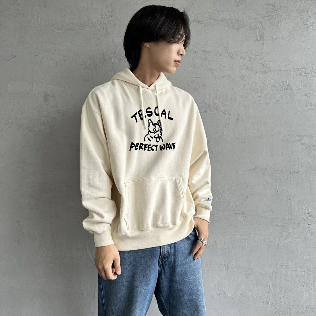 The Endless Summer [エンドレスサマー] 別注 BUHI フロッキーロゴプリント スウェットパーカー [FH-24774506-JF] 05 IVORY &&モデル身長：179cm 着用サイズ：M&&