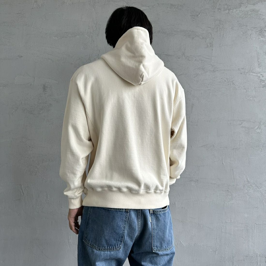 The Endless Summer [エンドレスサマー] 別注 BUHI フロッキーロゴプリント スウェットパーカー [FH-24774506-JF] 05 IVORY &&モデル身長：179cm 着用サイズ：M&&