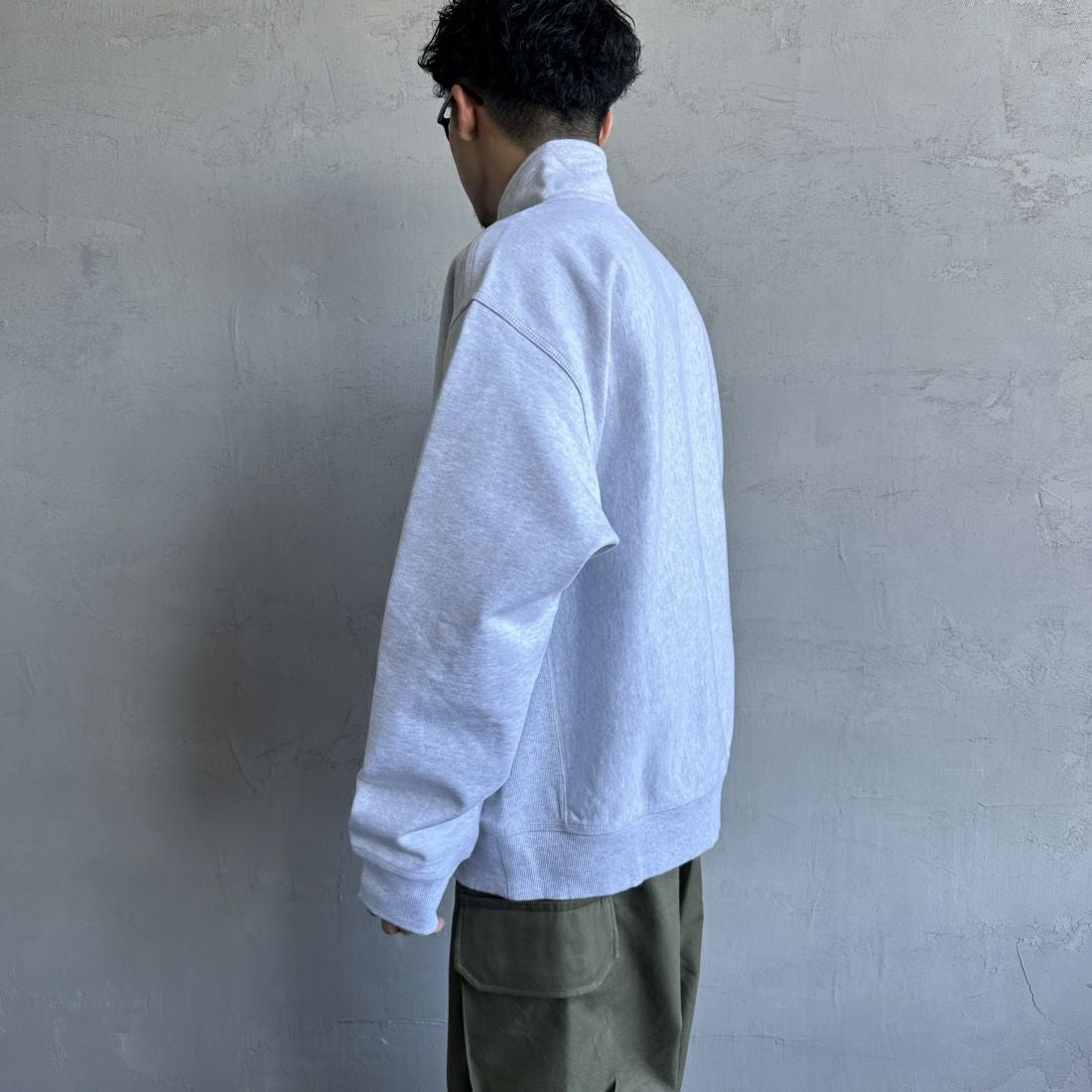 carhartt WIP [カーハートダブリューアイピー] ハーフジップアメリカンスクリプトスウェットシャツ [I027014] ASH HEATHE &&モデル身長：168cm 着用サイズ：L&&