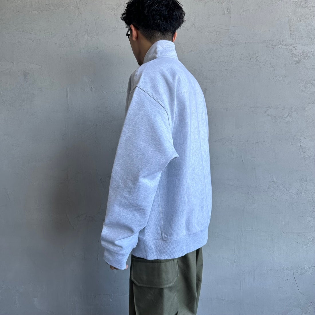 carhartt WIP [カーハートダブリューアイピー] ハーフジップアメリカンスクリプトスウェットシャツ [I027014] ASH HEATHE &&モデル身長：168cm 着用サイズ：L&&