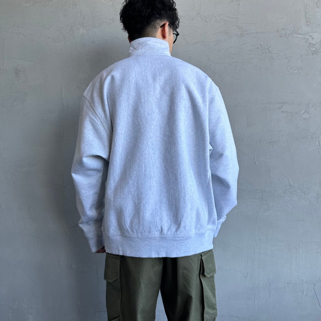 carhartt WIP [カーハートダブリューアイピー] ハーフジップアメリカンスクリプトスウェットシャツ [I027014] ASH HEATHE &&モデル身長：168cm 着用サイズ：L&&