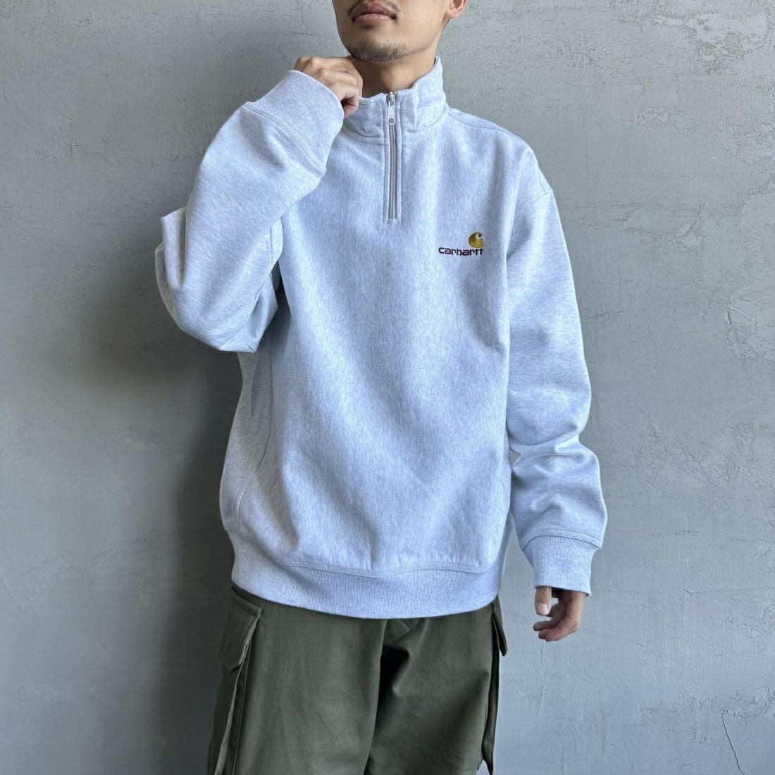 carhartt WIP [カーハートダブリューアイピー] ハーフジップアメリカンスクリプトスウェットシャツ [I027014] ASH HEATHE &&モデル身長：168cm 着用サイズ：L&&
