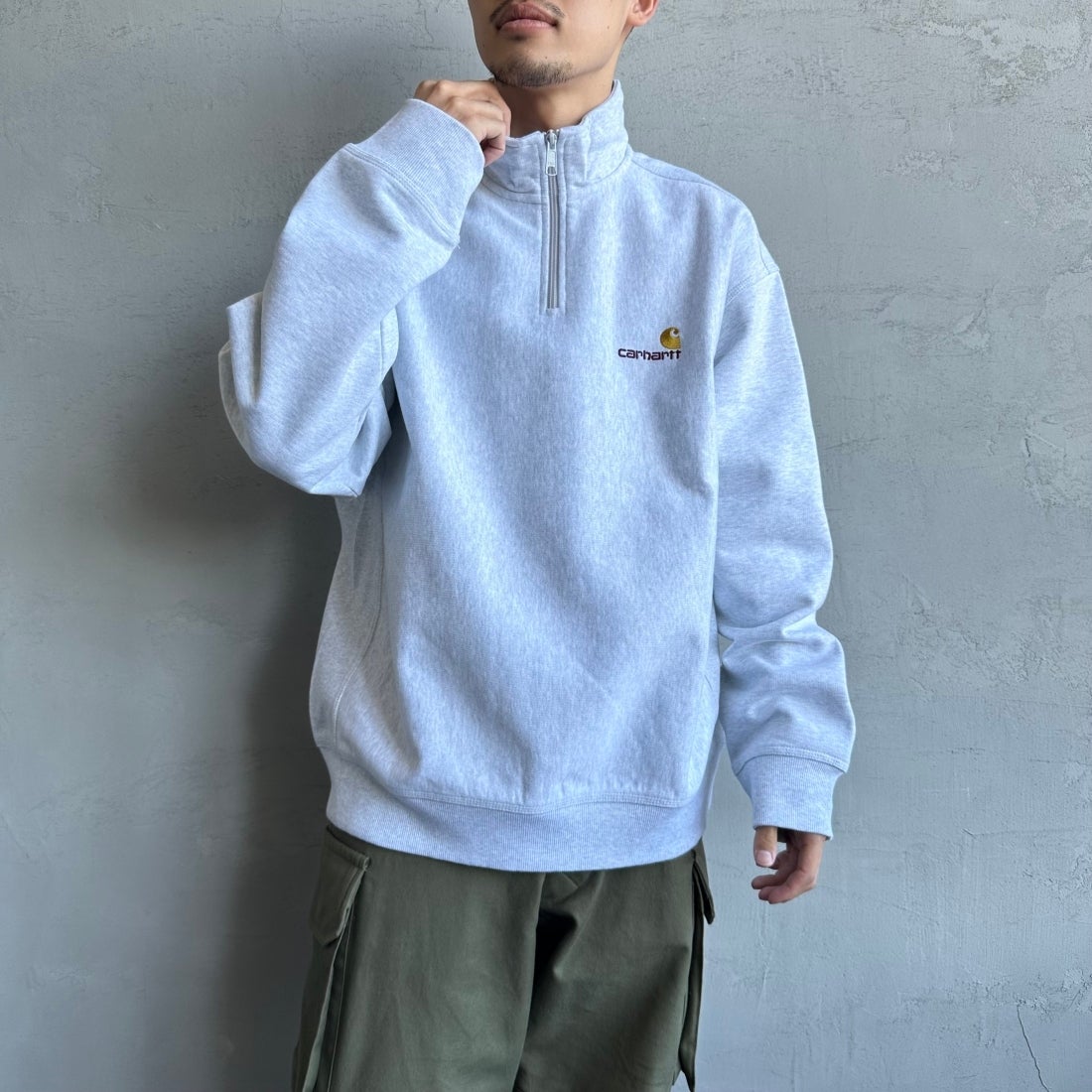 carhartt WIP [カーハートダブリューアイピー] ハーフジップアメリカンスクリプトスウェットシャツ [I027014] ASH HEATHE &&モデル身長：168cm 着用サイズ：L&&