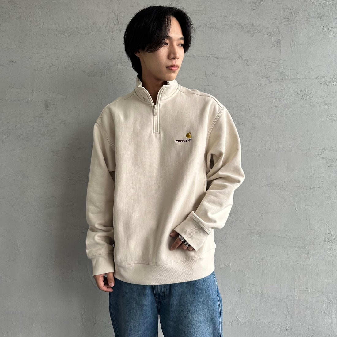 carhartt WIP [カーハートダブリューアイピー] ハーフジップアメリカンスクリプトスウェットシャツ [I027014] MOONBEAM &&モデル身長：179cm 着用サイズ：L&&