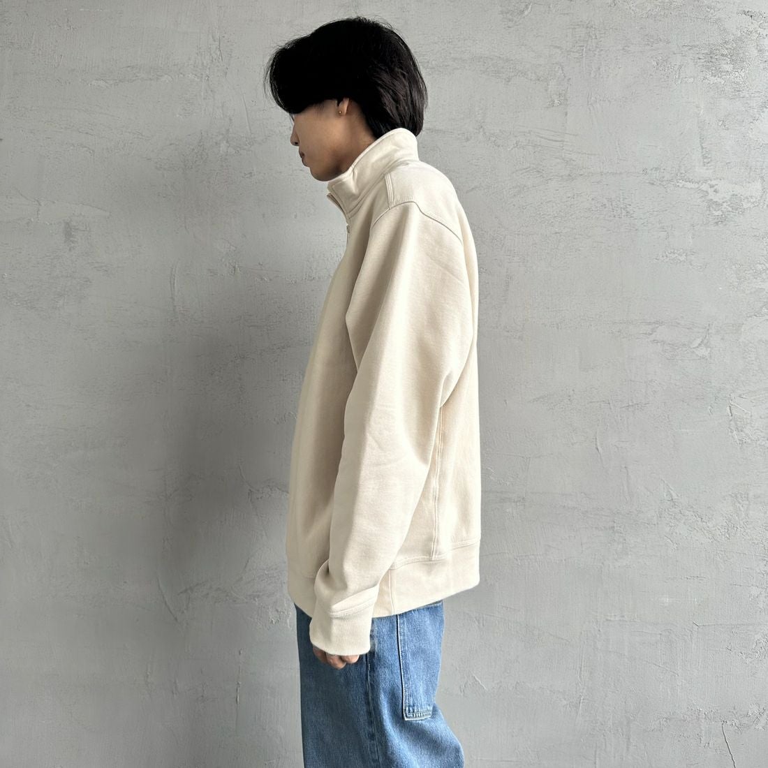 carhartt WIP [カーハートダブリューアイピー] ハーフジップアメリカンスクリプトスウェットシャツ [I027014] MOONBEAM &&モデル身長：179cm 着用サイズ：L&&