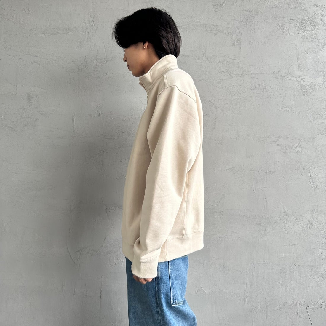 carhartt WIP [カーハートダブリューアイピー] ハーフジップアメリカンスクリプトスウェットシャツ [I027014] MOONBEAM &&モデル身長：179cm 着用サイズ：L&&