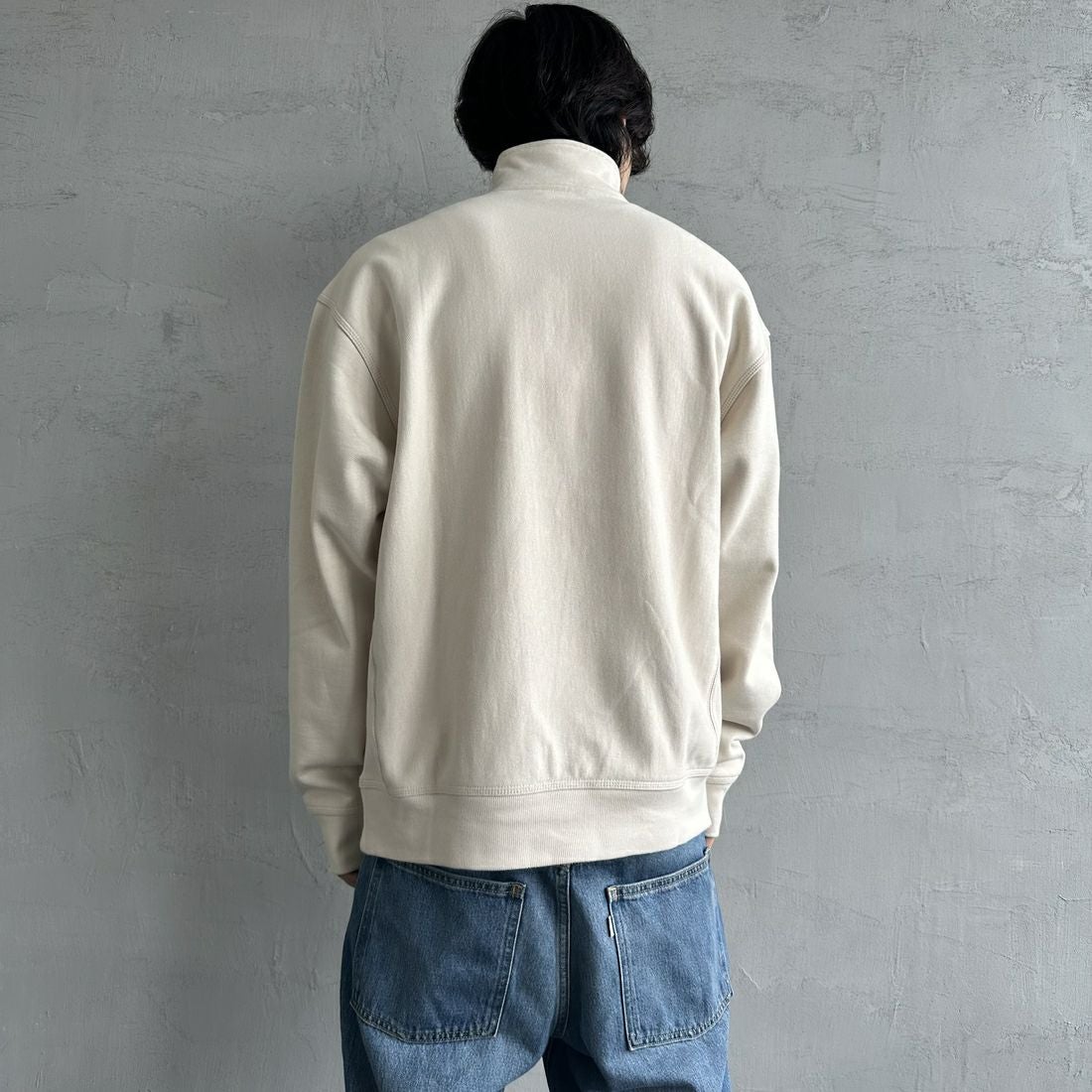 carhartt WIP [カーハートダブリューアイピー] ハーフジップアメリカンスクリプトスウェットシャツ [I027014] MOONBEAM &&モデル身長：179cm 着用サイズ：L&&