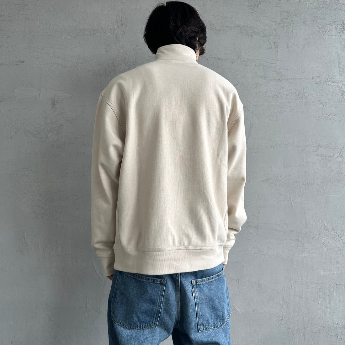 carhartt WIP [カーハートダブリューアイピー] ハーフジップアメリカンスクリプトスウェットシャツ [I027014] MOONBEAM &&モデル身長：179cm 着用サイズ：L&&