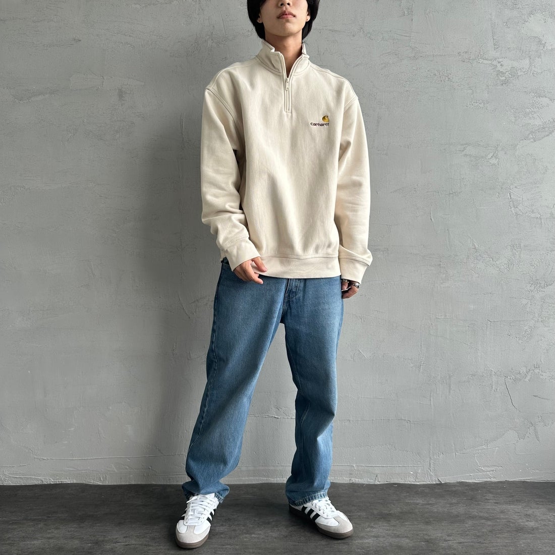 carhartt WIP [カーハートダブリューアイピー] ハーフジップアメリカンスクリプトスウェットシャツ [I027014] MOONBEAM &&モデル身長：179cm 着用サイズ：L&&