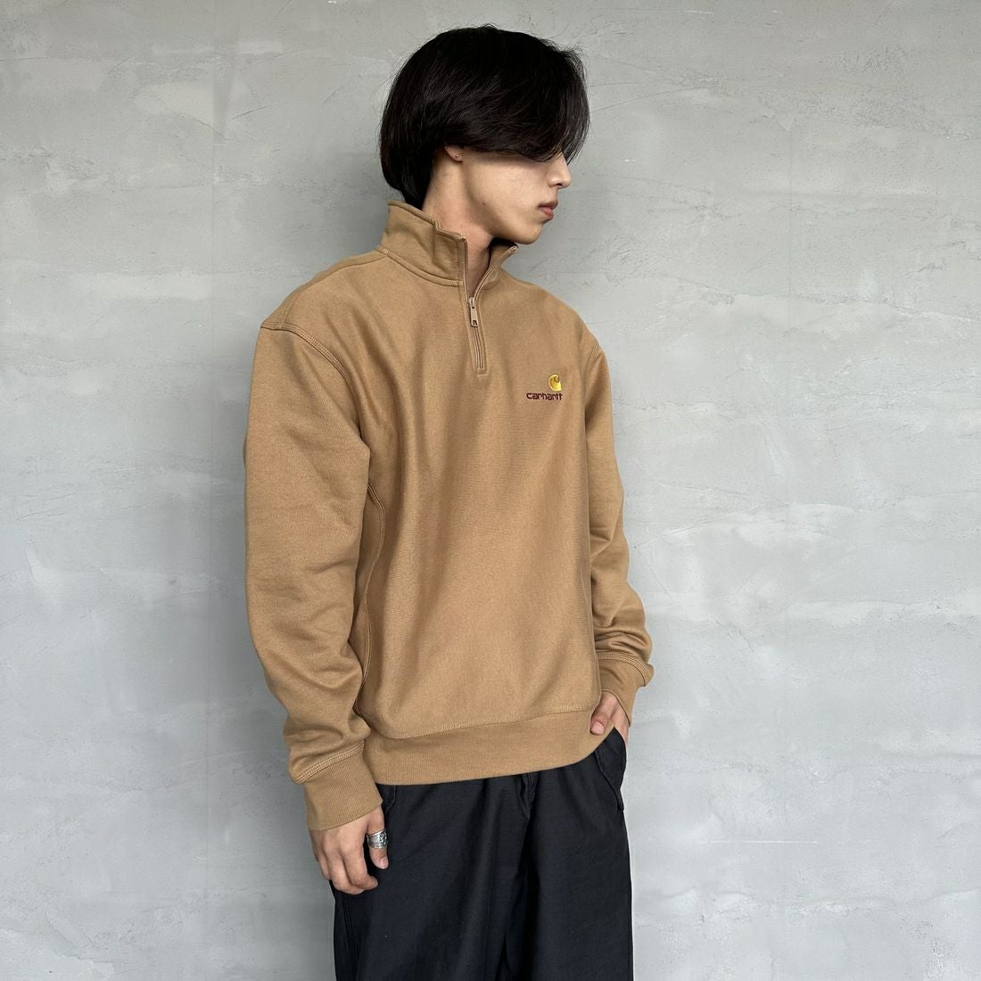 carhartt WIP [カーハートダブリューアイピー] ハーフジップアメリカンスクリプトスウェットシャツ [I027014] PEANUT &&モデル身長：179cm 着用サイズ：M&&