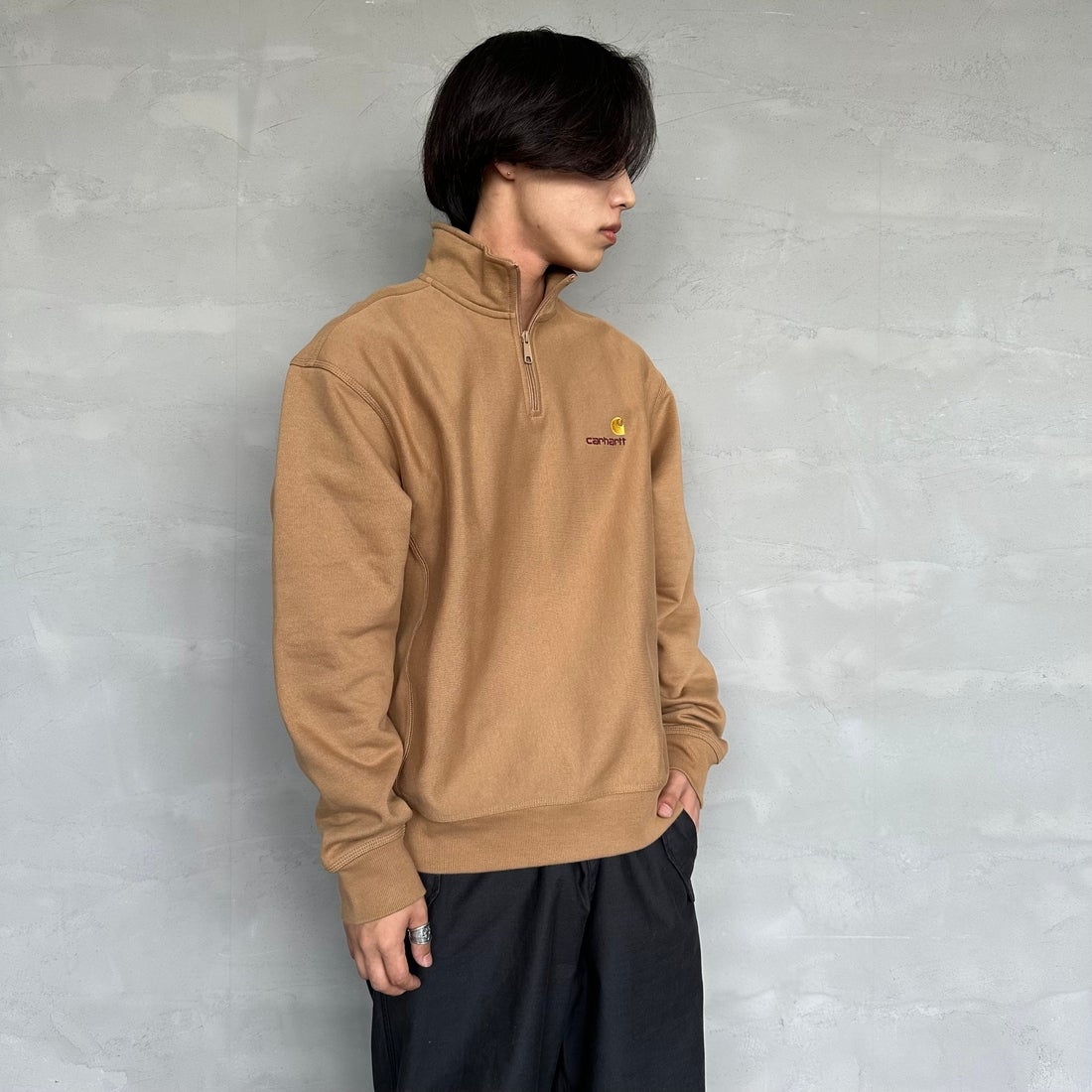 carhartt WIP [カーハートダブリューアイピー] ハーフジップアメリカンスクリプトスウェットシャツ [I027014] PEANUT &&モデル身長：179cm 着用サイズ：M&&