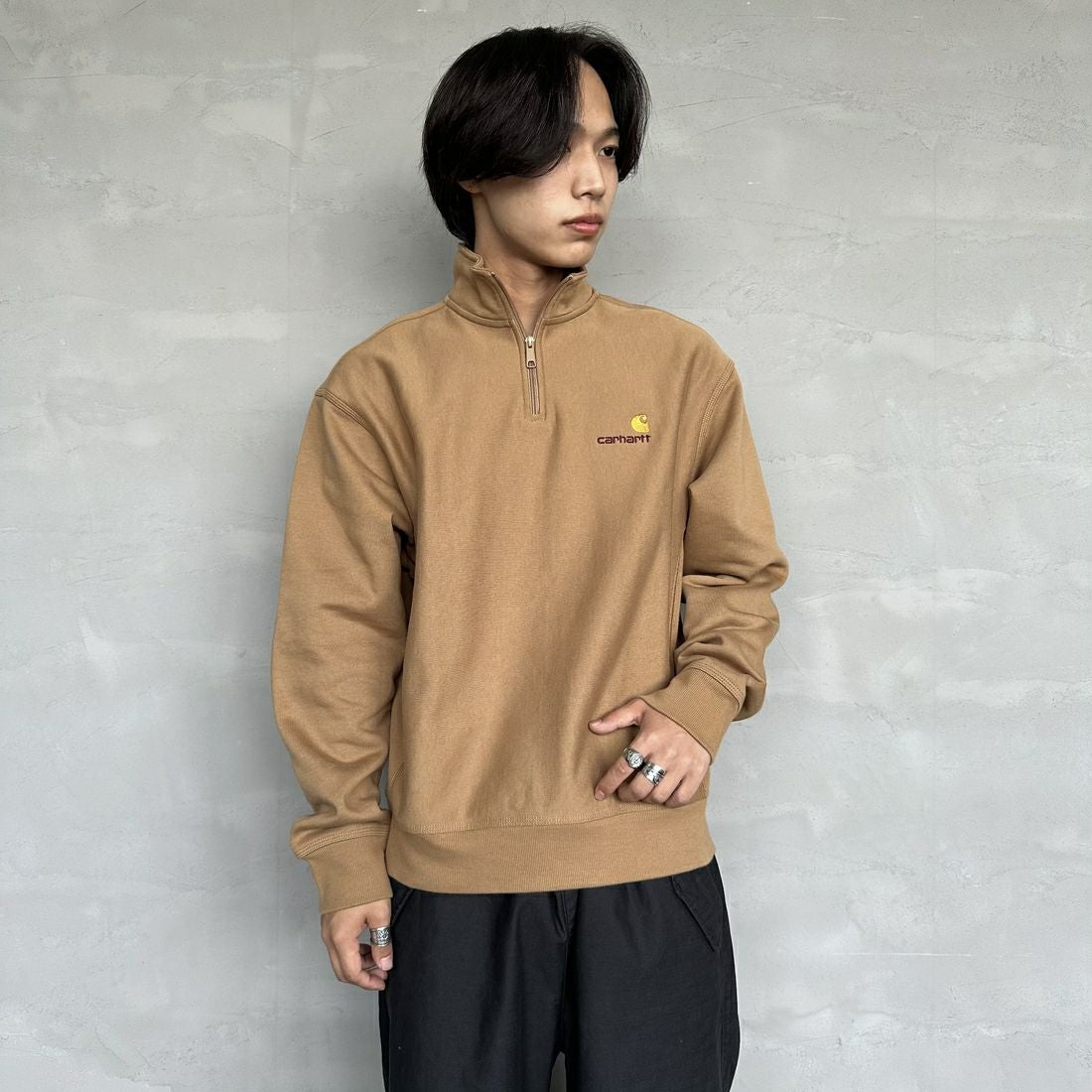 carhartt WIP [カーハートダブリューアイピー] ハーフジップアメリカンスクリプトスウェットシャツ [I027014] PEANUT &&モデル身長：179cm 着用サイズ：M&&