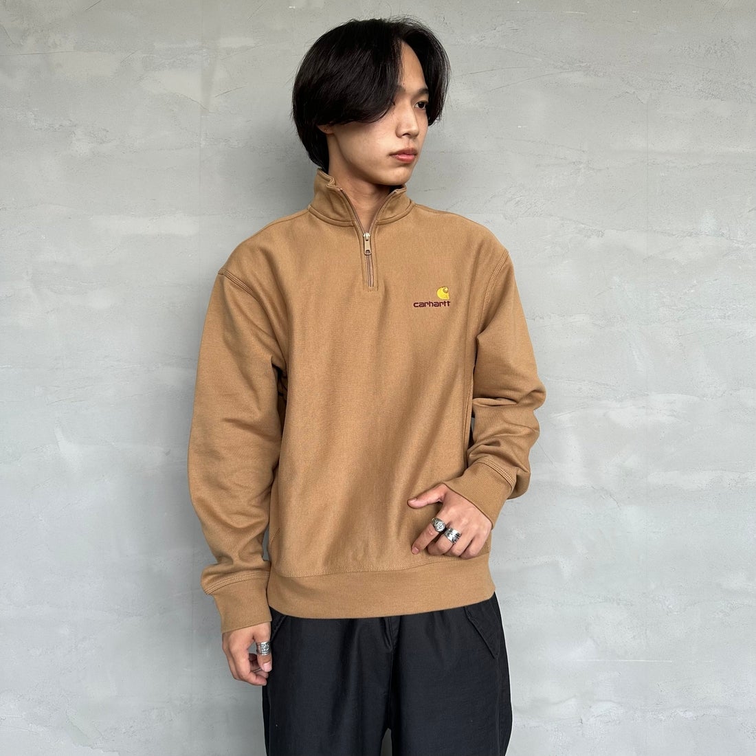 carhartt WIP [カーハートダブリューアイピー] ハーフジップアメリカンスクリプトスウェットシャツ [I027014] PEANUT &&モデル身長：179cm 着用サイズ：M&&