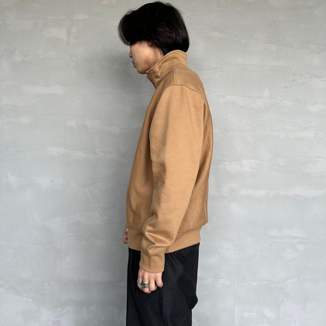 carhartt WIP [カーハートダブリューアイピー] ハーフジップアメリカンスクリプトスウェットシャツ [I027014] PEANUT &&モデル身長：179cm 着用サイズ：M&&