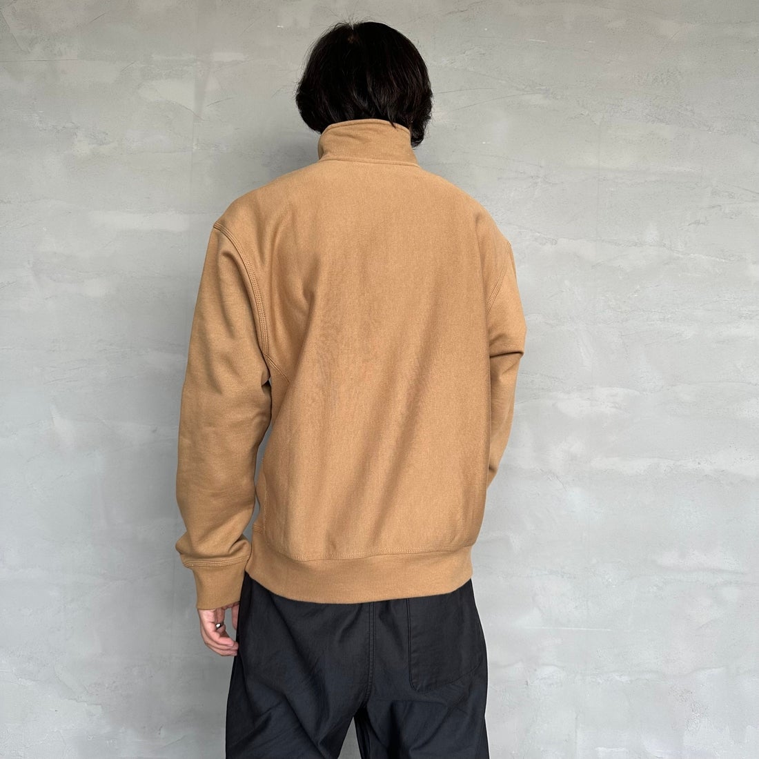 carhartt WIP [カーハートダブリューアイピー] ハーフジップアメリカンスクリプトスウェットシャツ [I027014] PEANUT &&モデル身長：179cm 着用サイズ：M&&