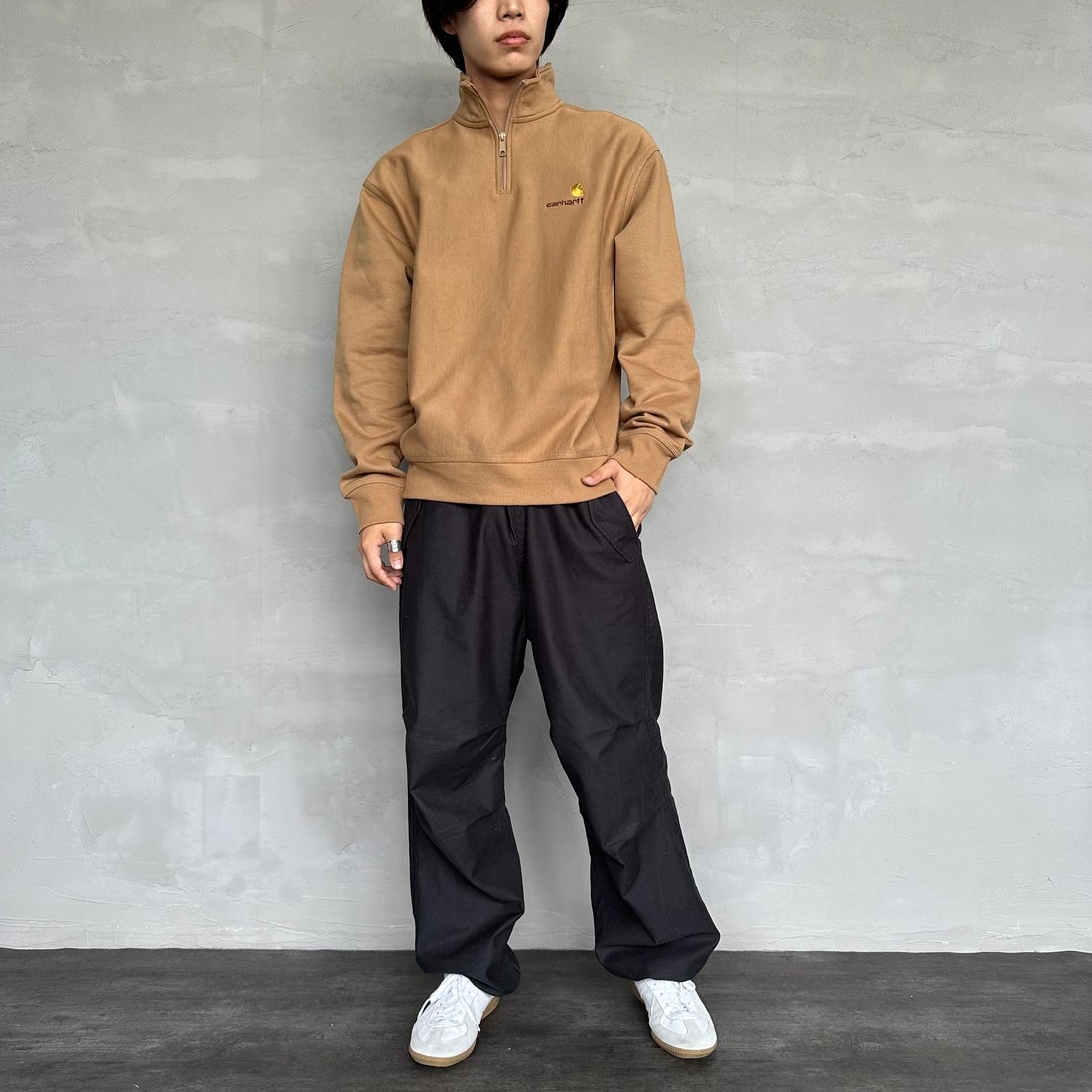 carhartt WIP [カーハートダブリューアイピー] ハーフジップアメリカンスクリプトスウェットシャツ [I027014] PEANUT &&モデル身長：179cm 着用サイズ：M&&