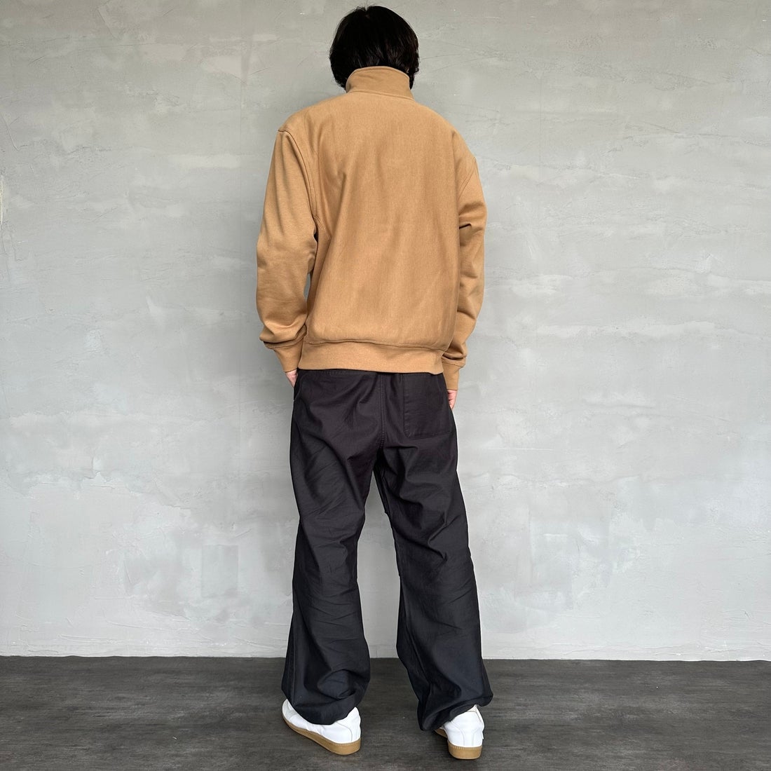 carhartt WIP [カーハートダブリューアイピー] ハーフジップアメリカンスクリプトスウェットシャツ [I027014] PEANUT &&モデル身長：179cm 着用サイズ：M&&