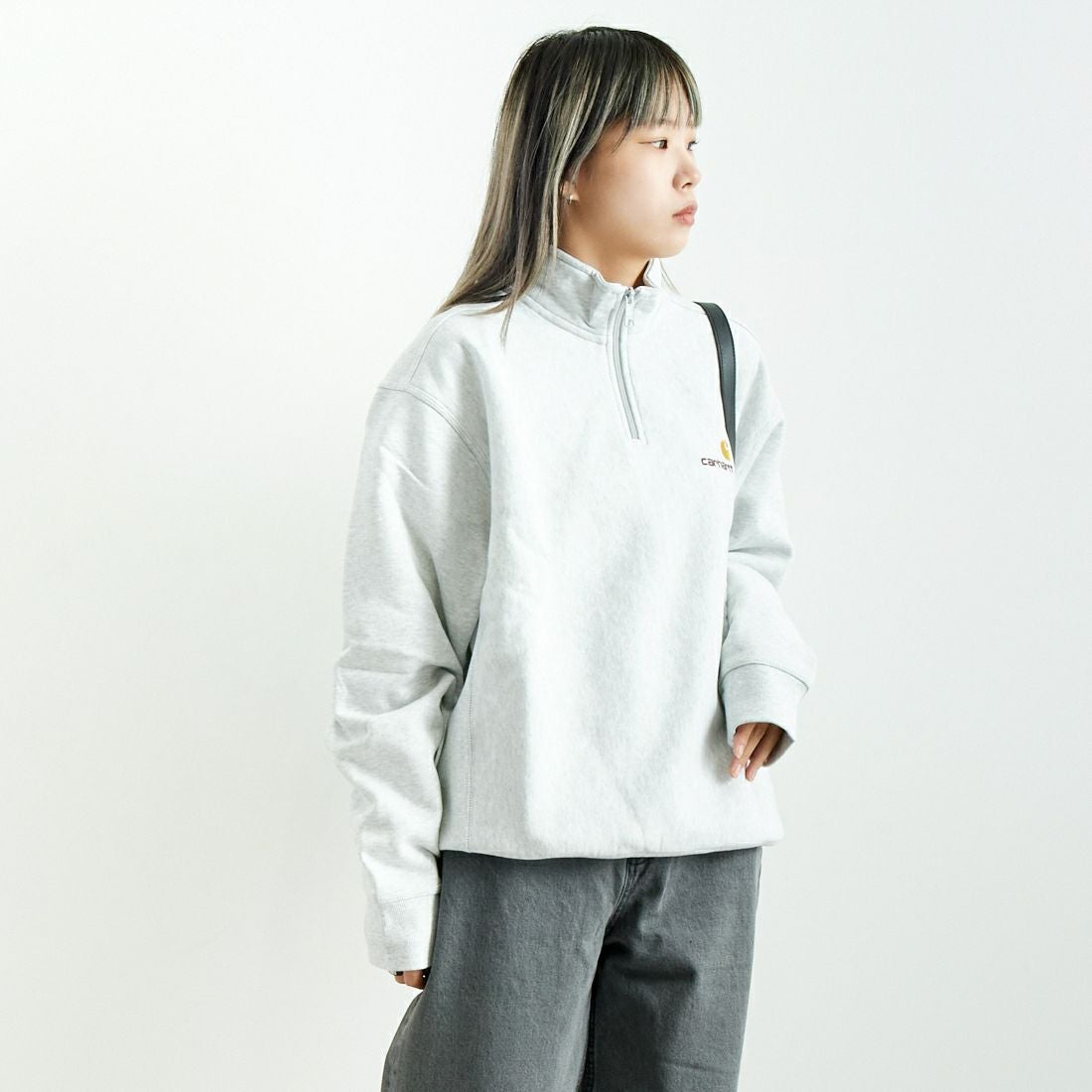 carhartt WIP [カーハートダブリューアイピー] ハーフジップアメリカンスクリプトスウェットシャツ [I027014] ASH HEATHE &&モデル身長：167cm 着用サイズ：S&&
