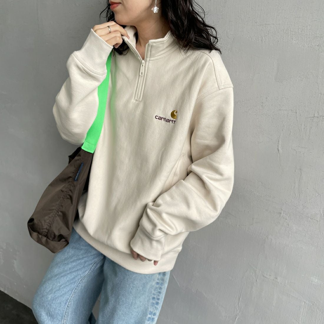 carhartt WIP [カーハートダブリューアイピー] ハーフジップアメリカンスクリプトスウェットシャツ [I027014] MOONBEAM &&モデル身長：160cm 着用サイズ：S&&