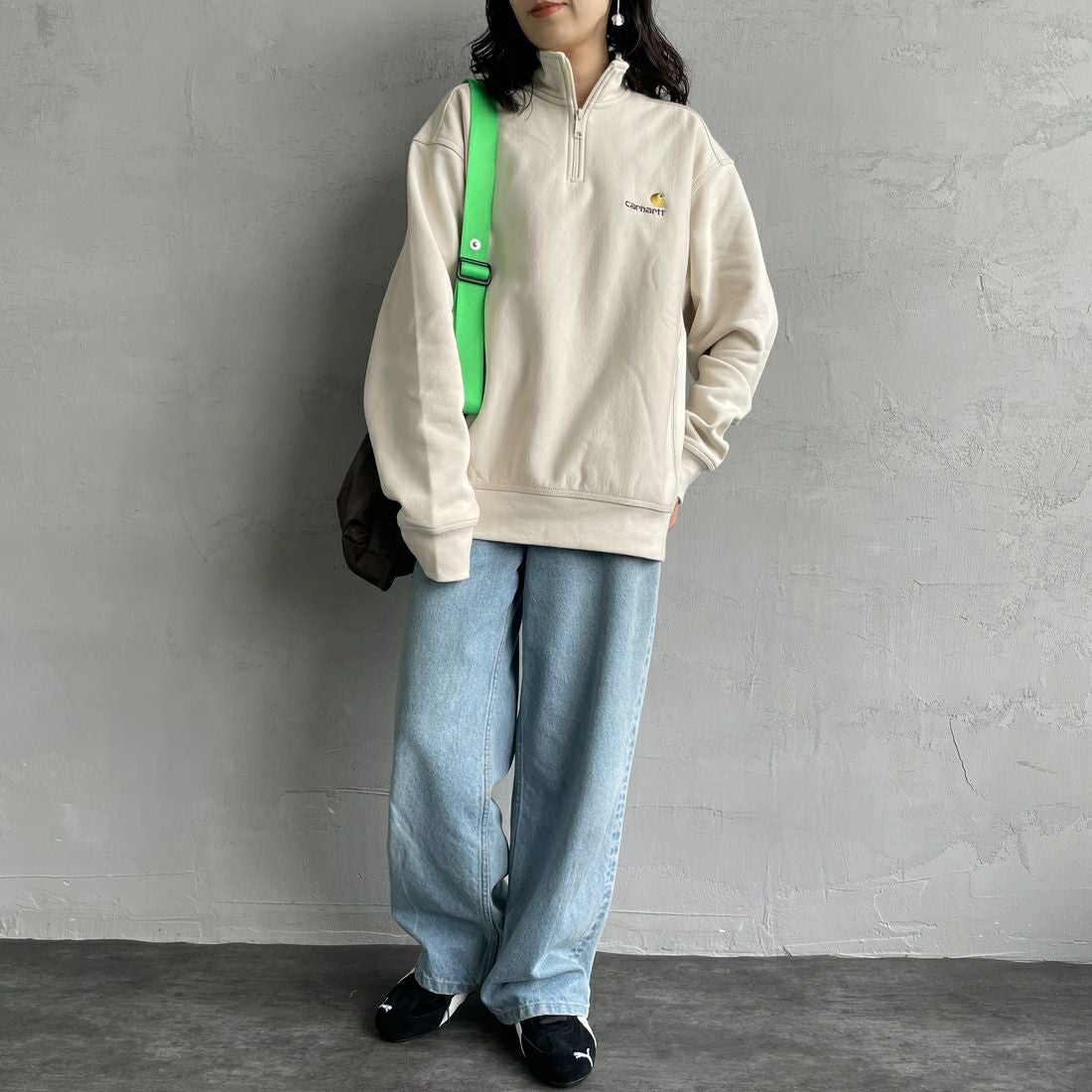 carhartt WIP [カーハートダブリューアイピー] ハーフジップアメリカンスクリプトスウェットシャツ [I027014] MOONBEAM &&モデル身長：160cm 着用サイズ：S&&