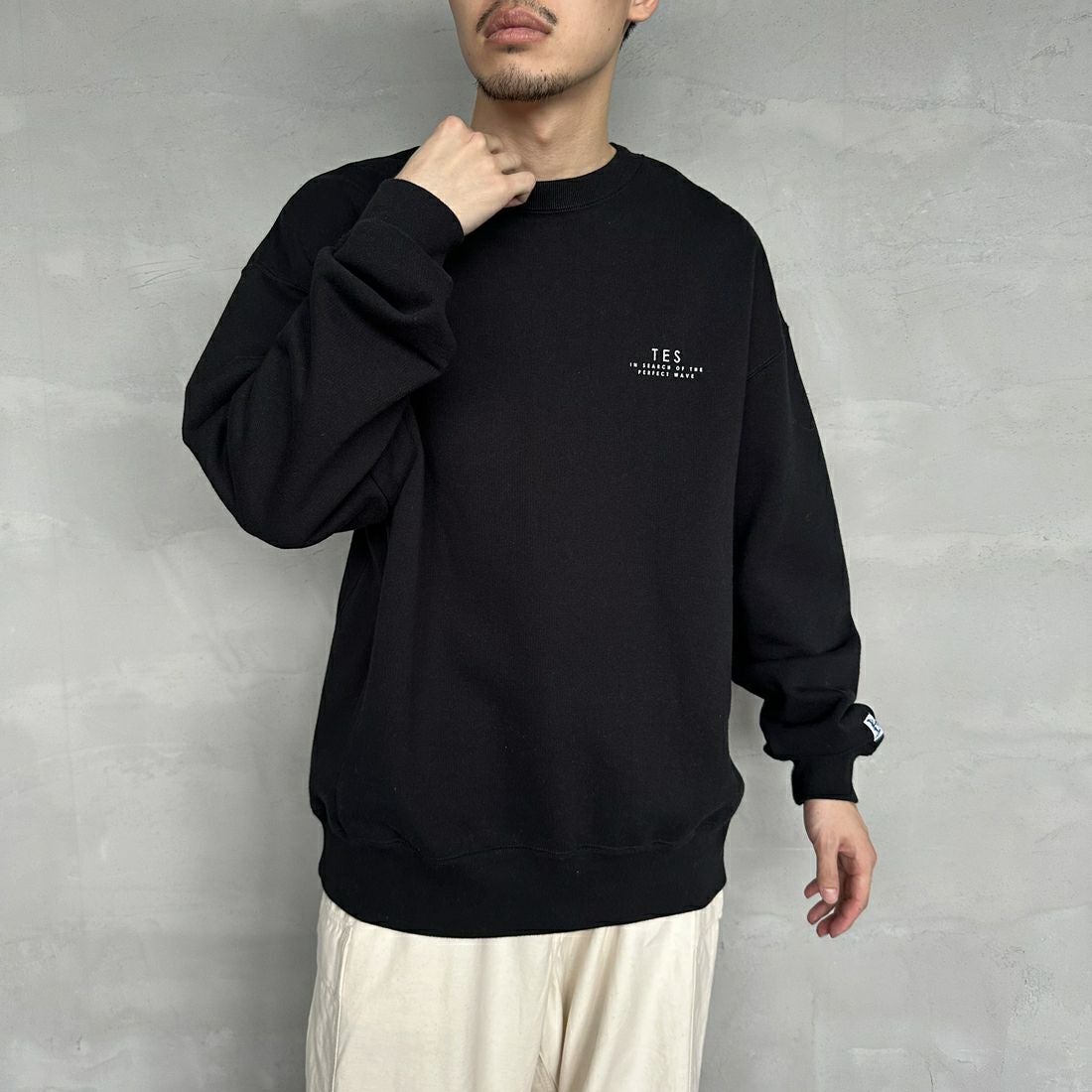 The Endless Summer [エンドレスサマー] 別注 BUHI フロッキーロゴプリント スウェットパーカー [FH-24774506-JF] 01 BLACK &&モデル身長：168cm 着用サイズ：L&&