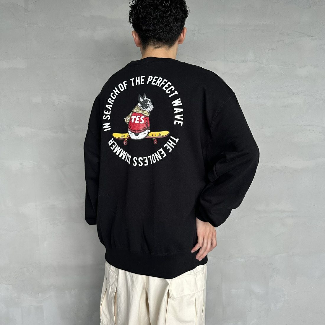 The Endless Summer [エンドレスサマー] 別注 BUHI フロッキーロゴプリント スウェットパーカー [FH-24774506-JF] 01 BLACK &&モデル身長：168cm 着用サイズ：L&&