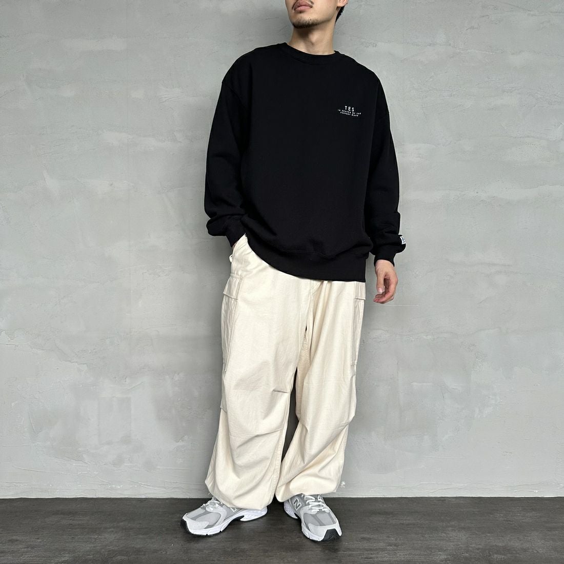 The Endless Summer [エンドレスサマー] 別注 BUHI フロッキーロゴプリント スウェットパーカー [FH-24774506-JF] 01 BLACK &&モデル身長：168cm 着用サイズ：L&&