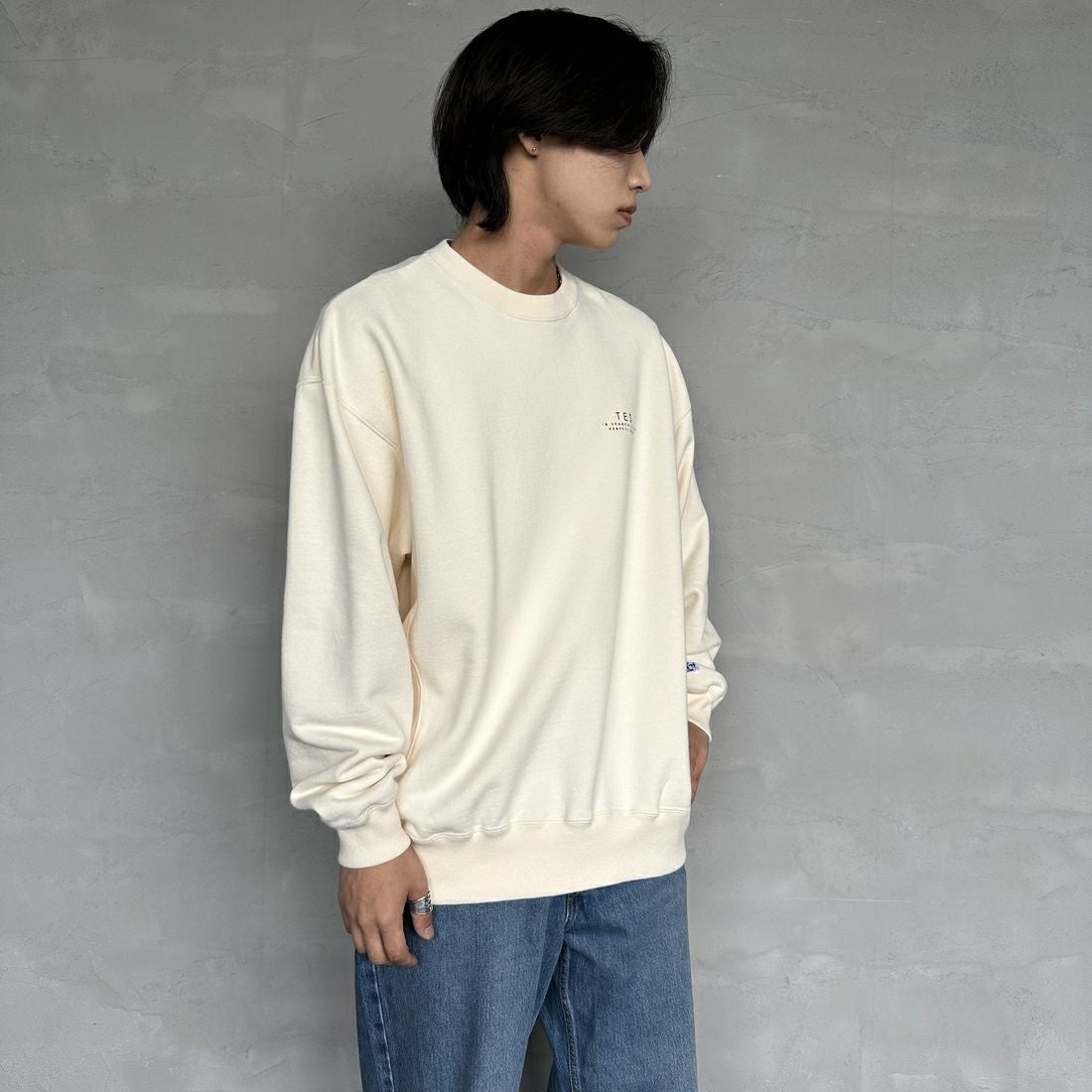 The Endless Summer [エンドレスサマー] 別注 BUHI サークルロゴバックプリントスウェット [FH-24774509-JF] 05 IVORY &&モデル身長：179cm 着用サイズ：XL&&