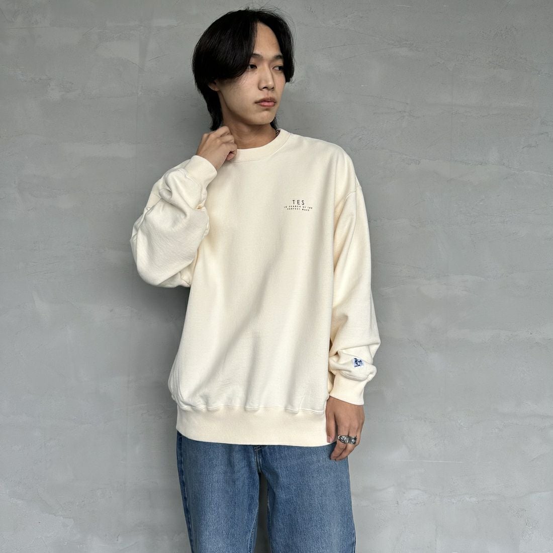 The Endless Summer [エンドレスサマー] 別注 BUHI サークルロゴバックプリントスウェット [FH-24774509-JF] 05 IVORY &&モデル身長：179cm 着用サイズ：XL&&