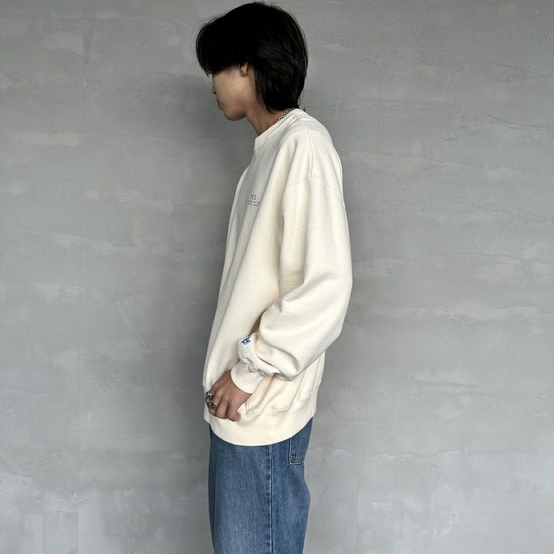 The Endless Summer [エンドレスサマー] 別注 BUHI サークルロゴバックプリントスウェット [FH-24774509-JF] 05 IVORY &&モデル身長：179cm 着用サイズ：XL&&