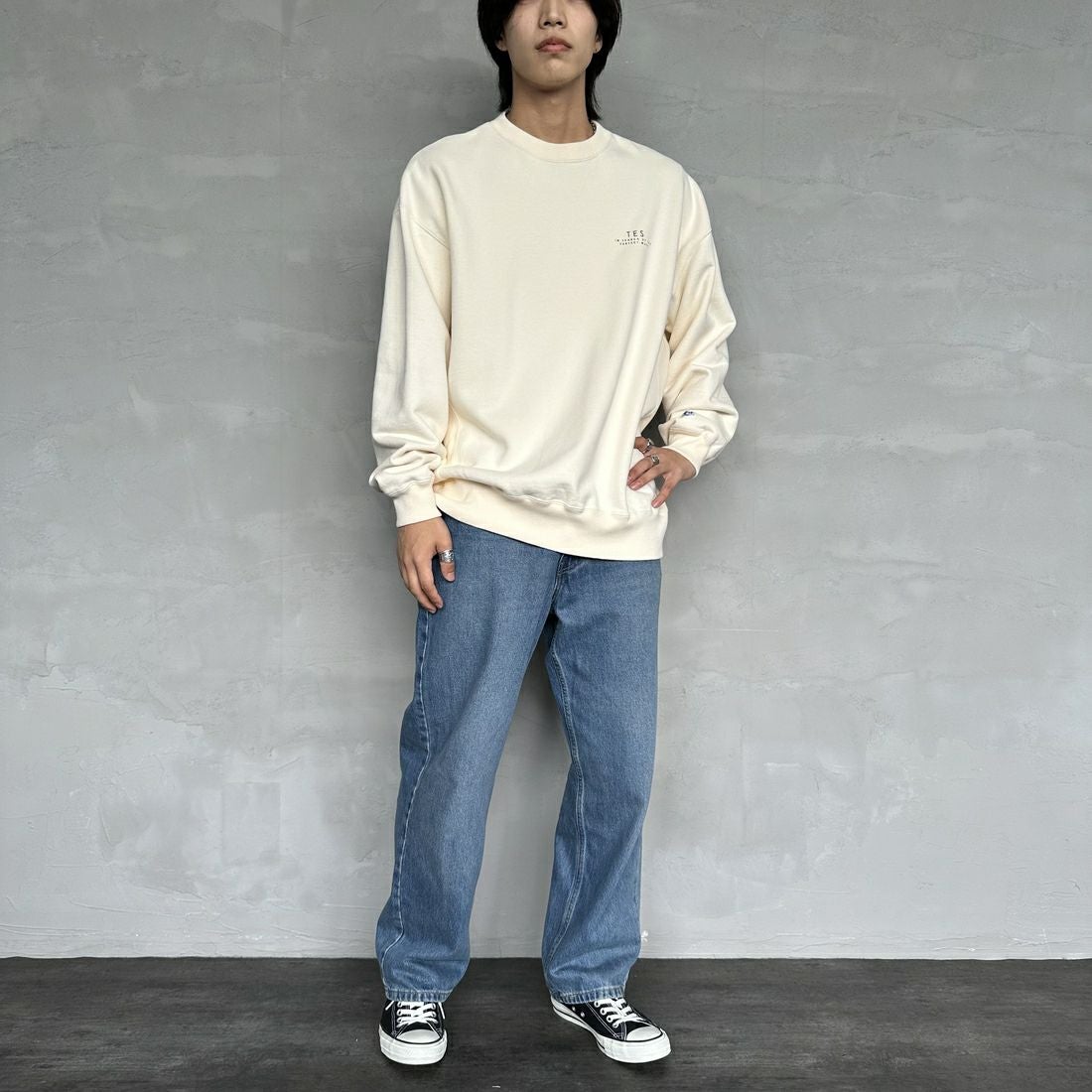 The Endless Summer [エンドレスサマー] 別注 BUHI サークルロゴバックプリントスウェット [FH-24774509-JF] 05 IVORY &&モデル身長：179cm 着用サイズ：XL&&