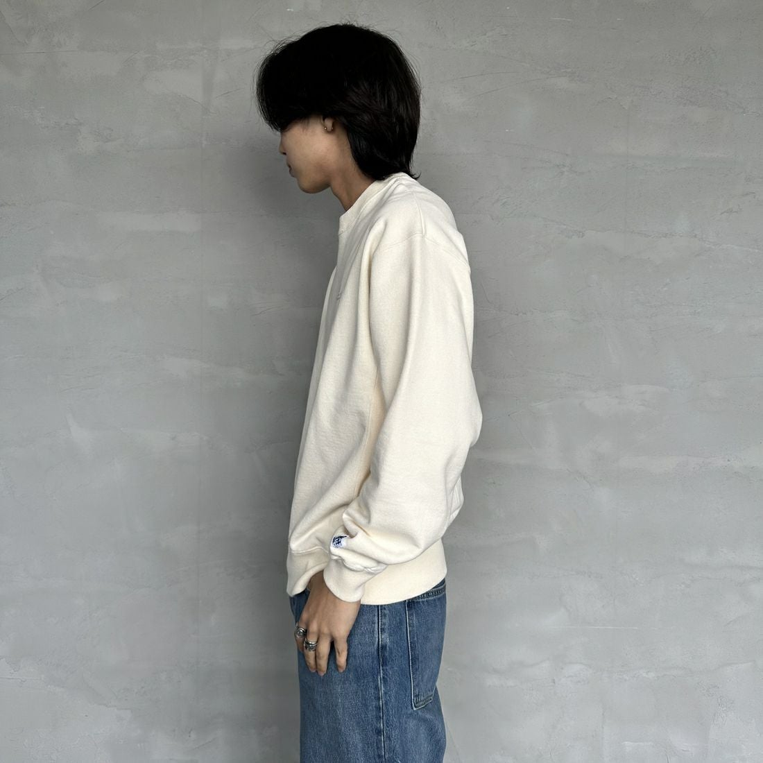 The Endless Summer [エンドレスサマー] 別注 BUHI サークルロゴバックプリントスウェット [FH-24774509-JF] 05 IVORY &&モデル身長：179cm 着用サイズ：M&&