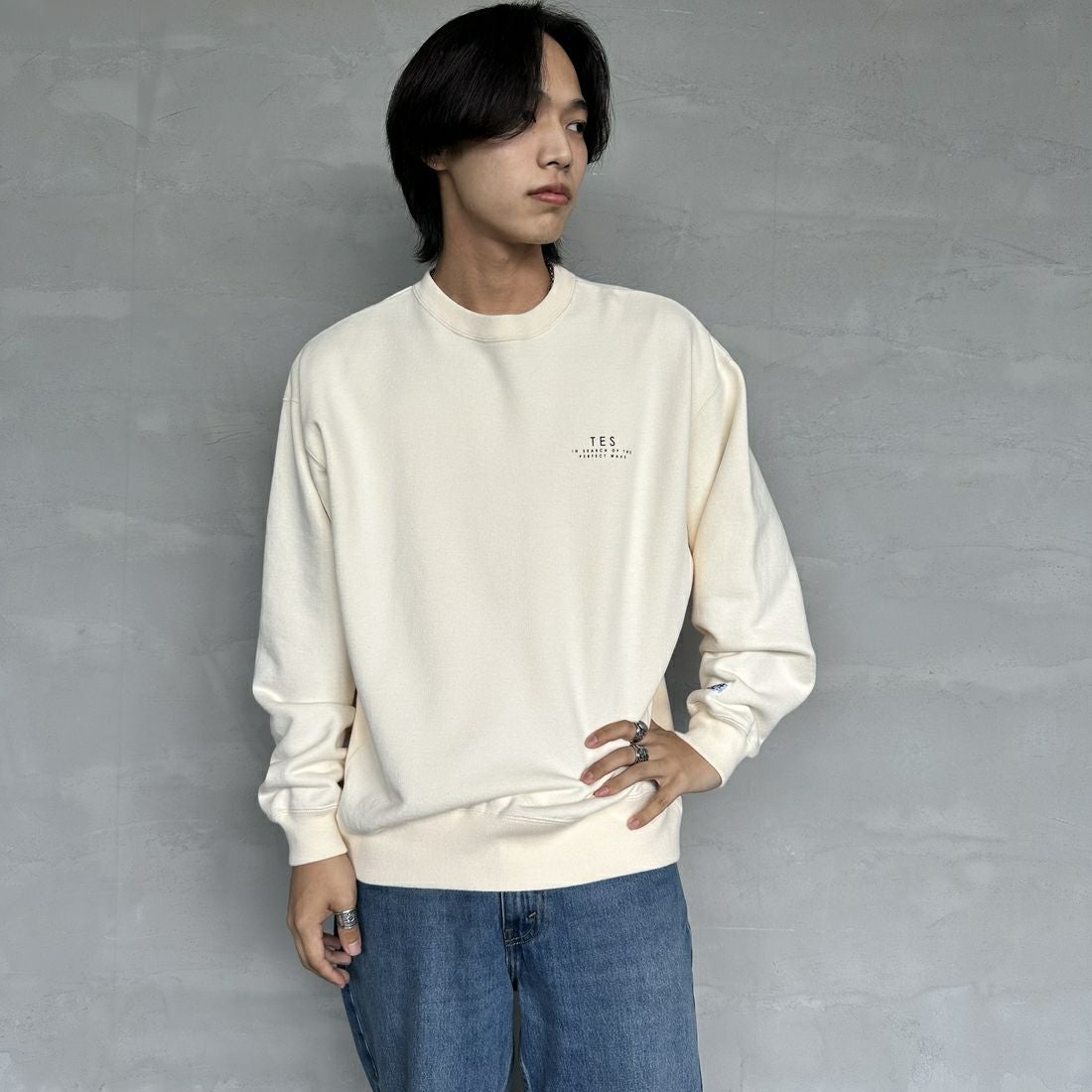 The Endless Summer [エンドレスサマー] 別注 BUHI サークルロゴバックプリントスウェット [FH-24774509-JF] 05 IVORY &&モデル身長：179cm 着用サイズ：L&&