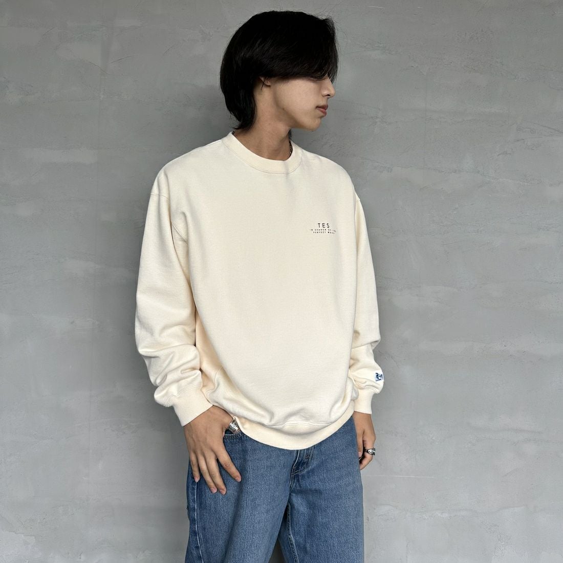 The Endless Summer [エンドレスサマー] 別注 BUHI サークルロゴバックプリントスウェット [FH-24774509-JF] 05 IVORY &&モデル身長：179cm 着用サイズ：L&&