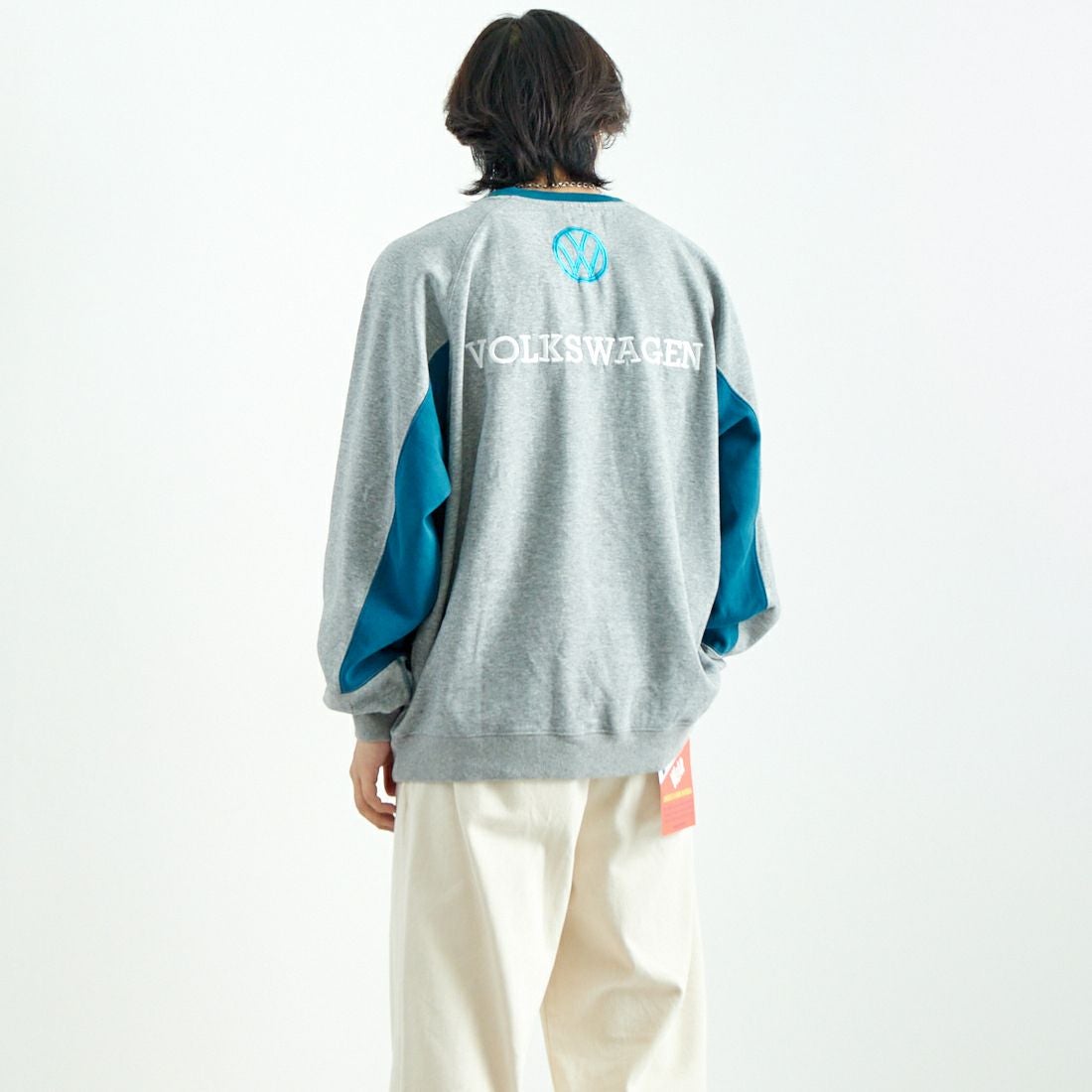 Volkswagen × JEANSFACTORY [フォルクスワーゲン × ジーンズファクトリー] レーシングスウェット [JFC-244-079] GREY &&モデル身長：179cm 着用サイズ：XL&&