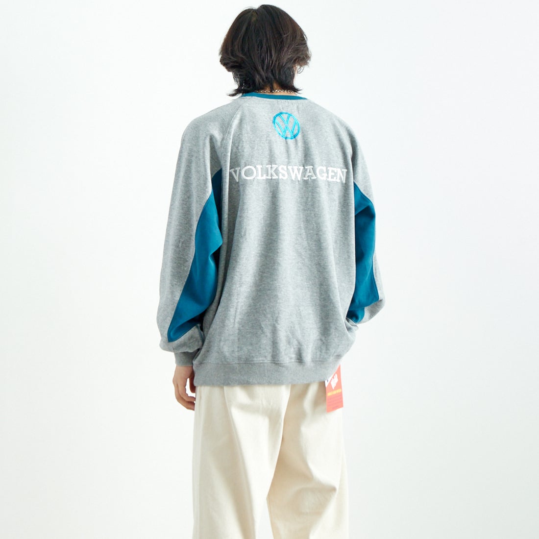 Volkswagen × JEANSFACTORY [フォルクスワーゲン × ジーンズファクトリー] レーシングスウェット [JFC-244-079] GREY &&モデル身長：179cm 着用サイズ：XL&&