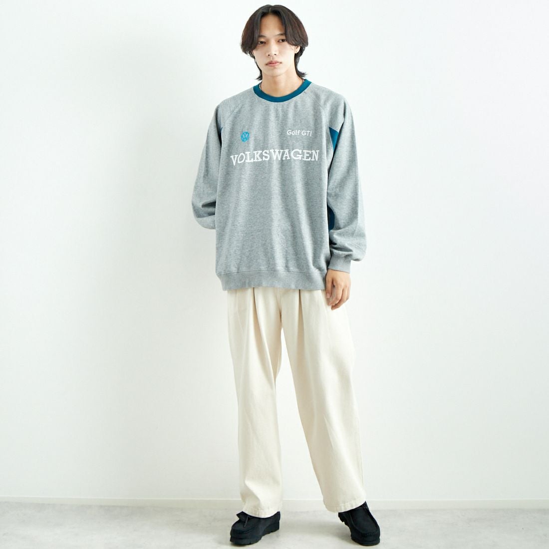 Volkswagen × JEANSFACTORY [フォルクスワーゲン × ジーンズファクトリー] レーシングスウェット [JFC-244-079] GREY &&モデル身長：179cm 着用サイズ：XL&&